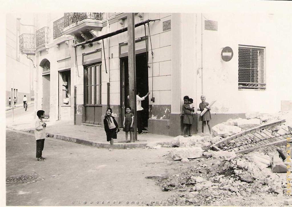 HOCHE PLACE  AU FOND A GAUCHE LA RUE DUFOUR.JPG